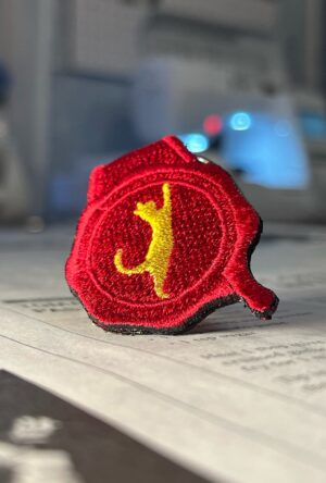 抱っこをせがむ猫の刺繍リング